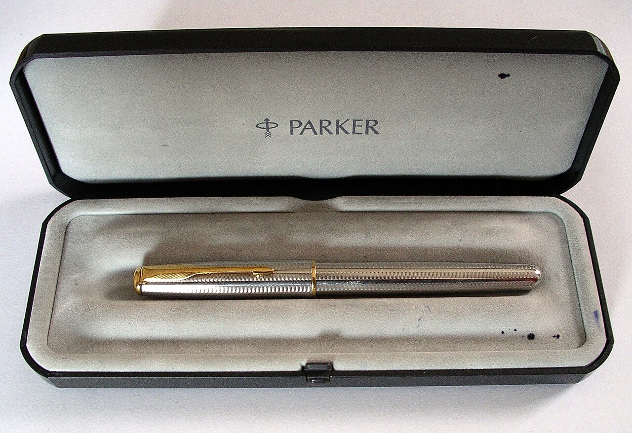 打開禮盒中的 Parker Sonnet