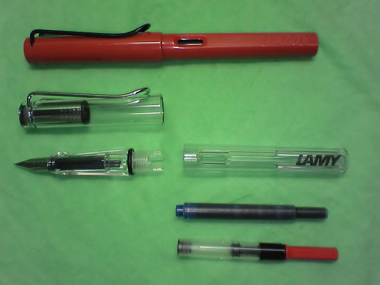 紅色 LAMY Safari 與透明 Vista 墨水筆